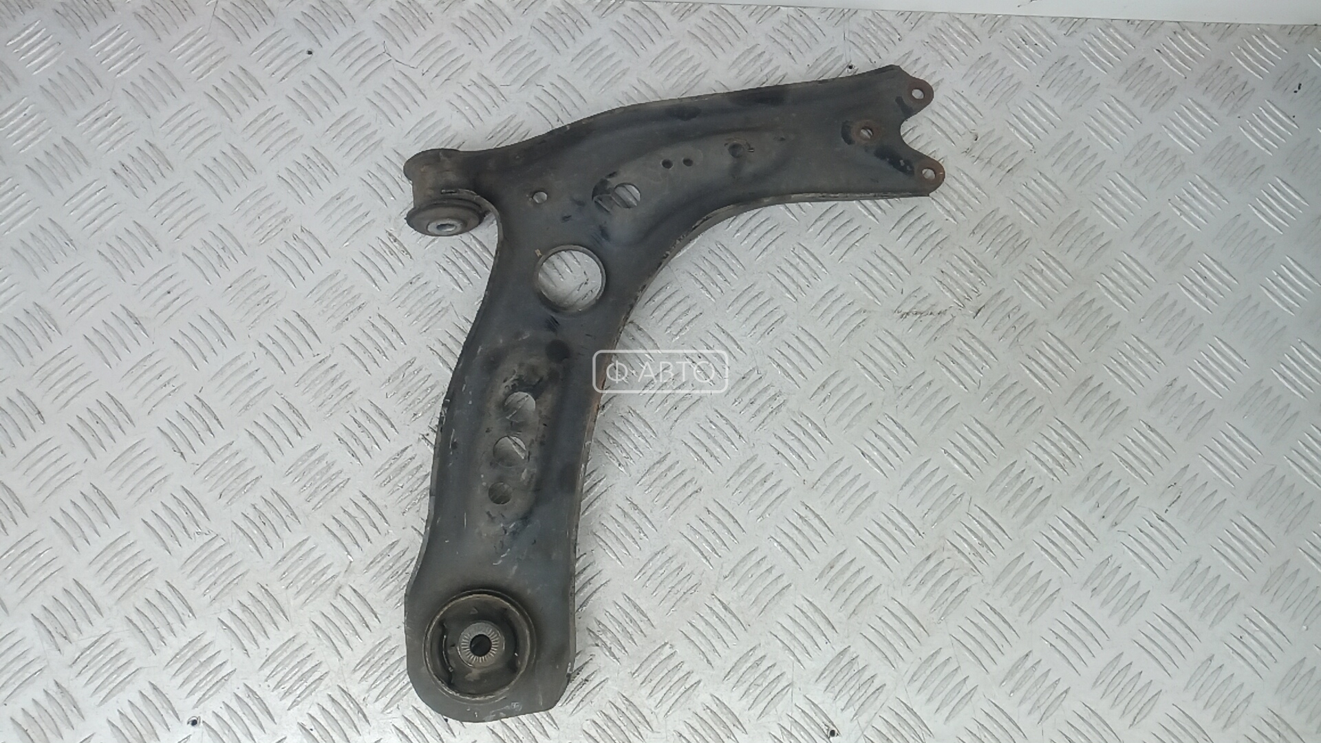 Рычаг передний нижний правый