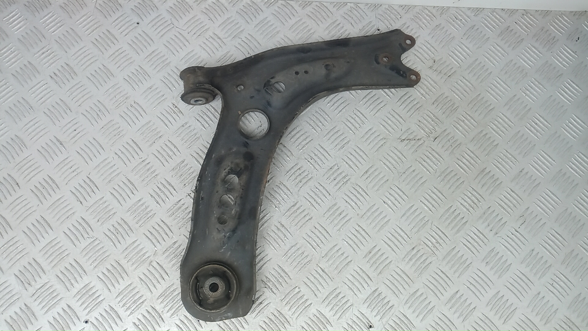 Рычаг передний нижний правый SKODA OCTAVIA A7