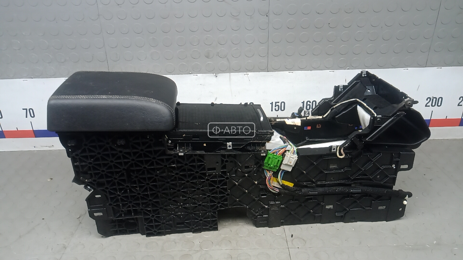 Подлокотник центральный