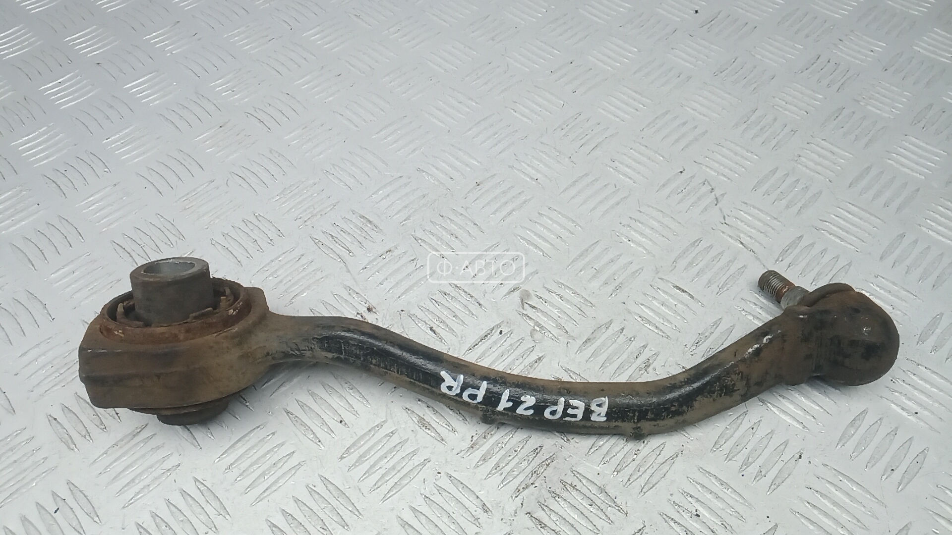 Рычаг передний нижний правый