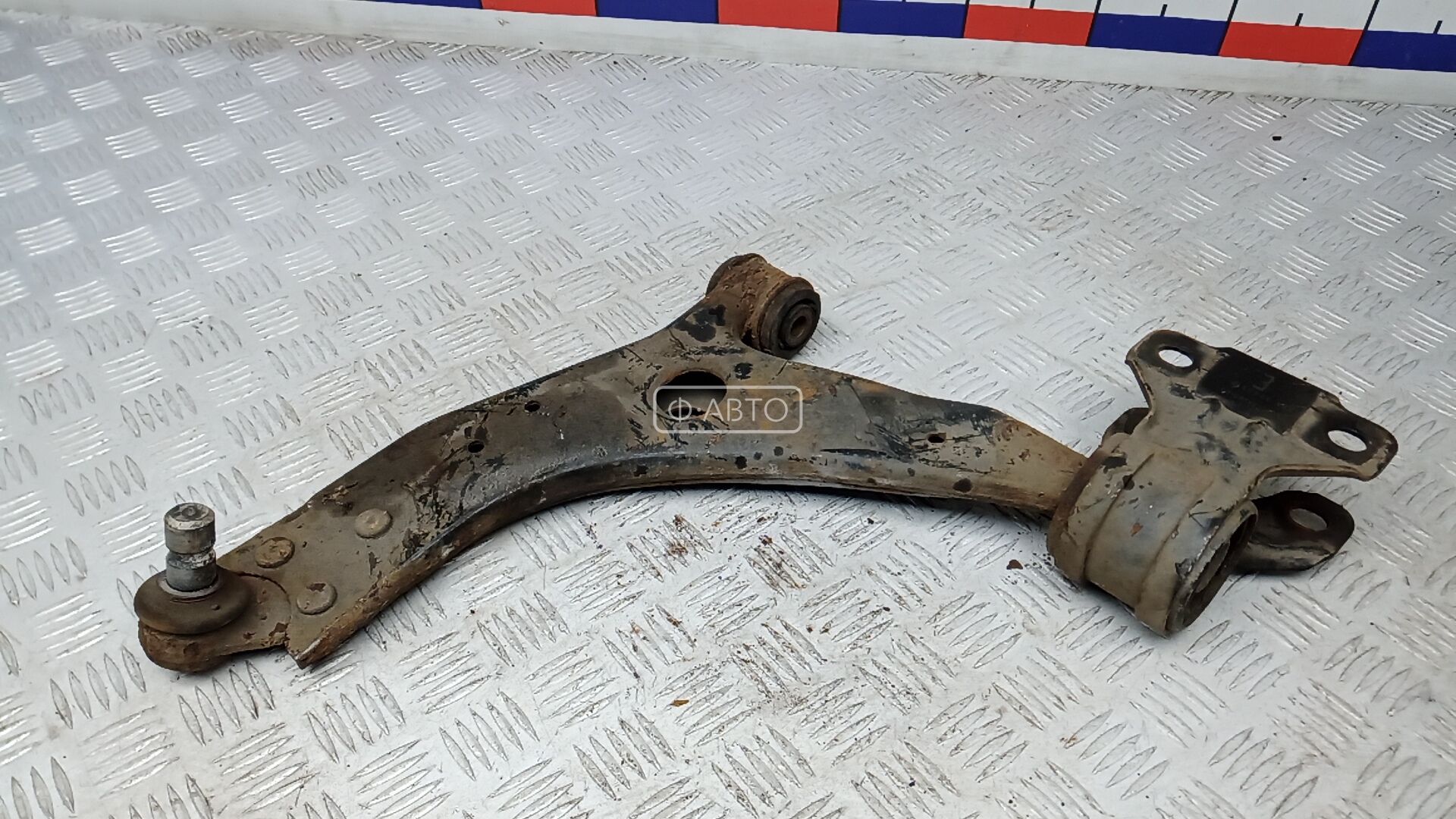 Рычаг передний нижний левый