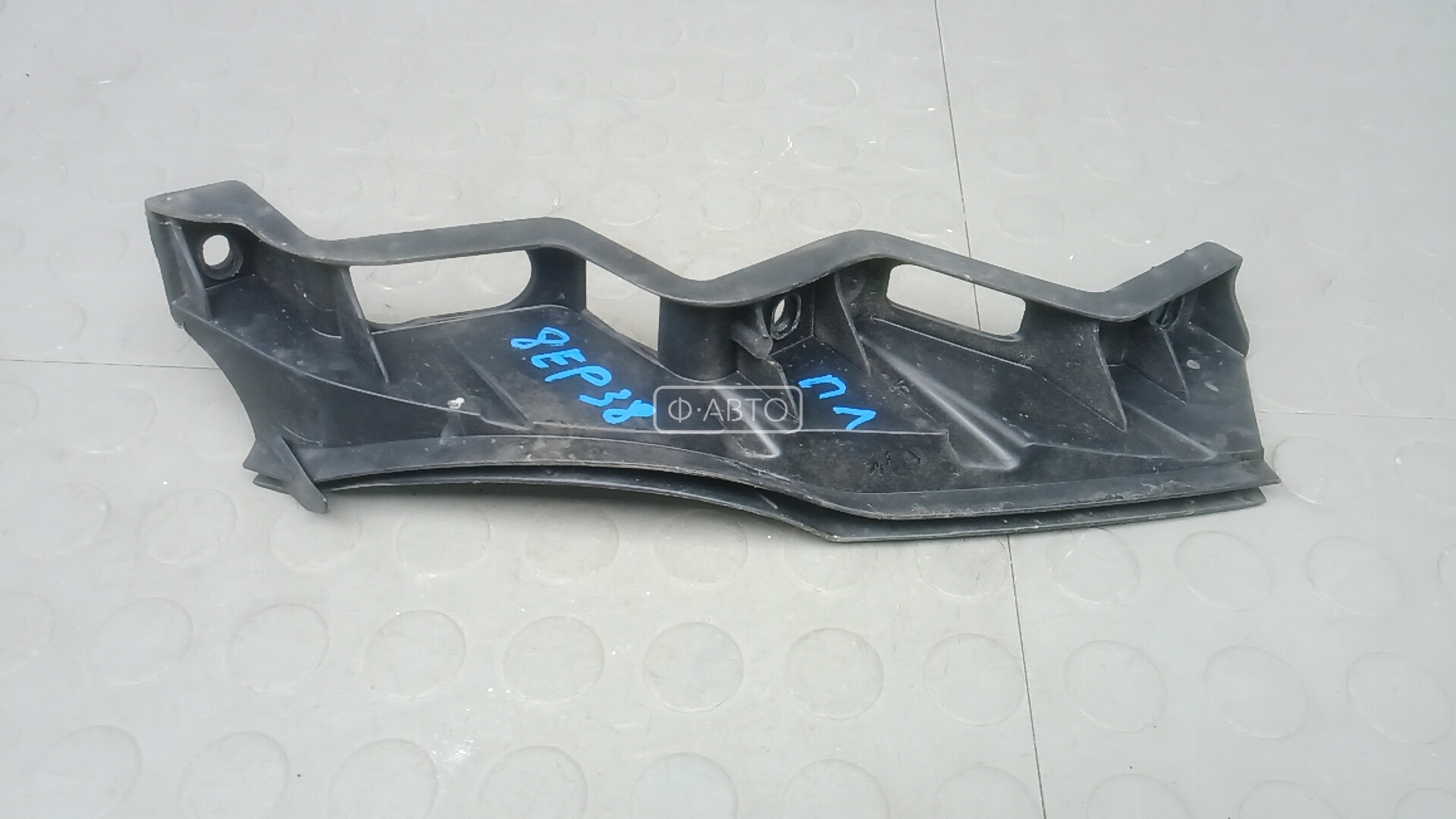 Крепление бампера переднее