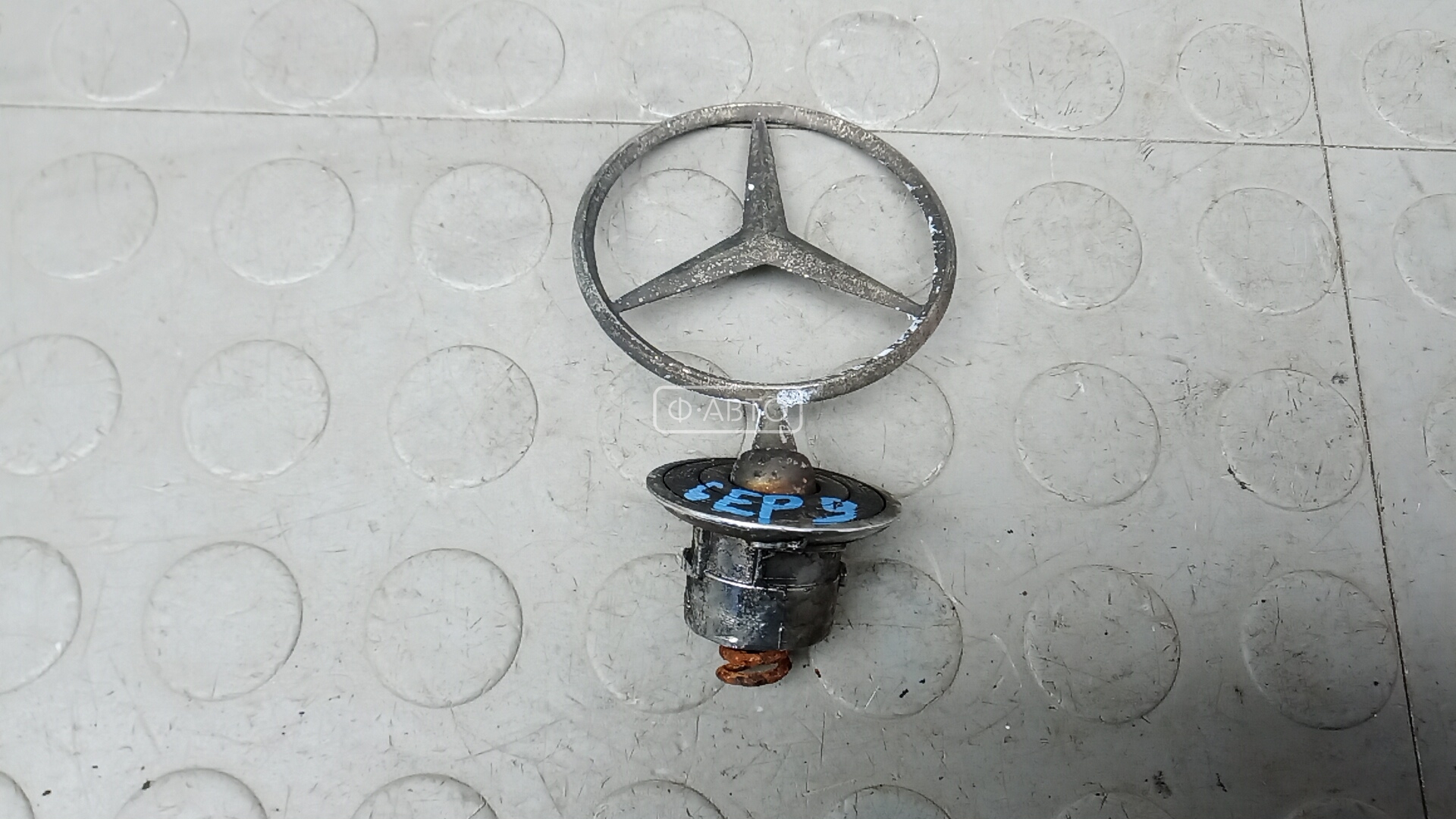 Значок на капот