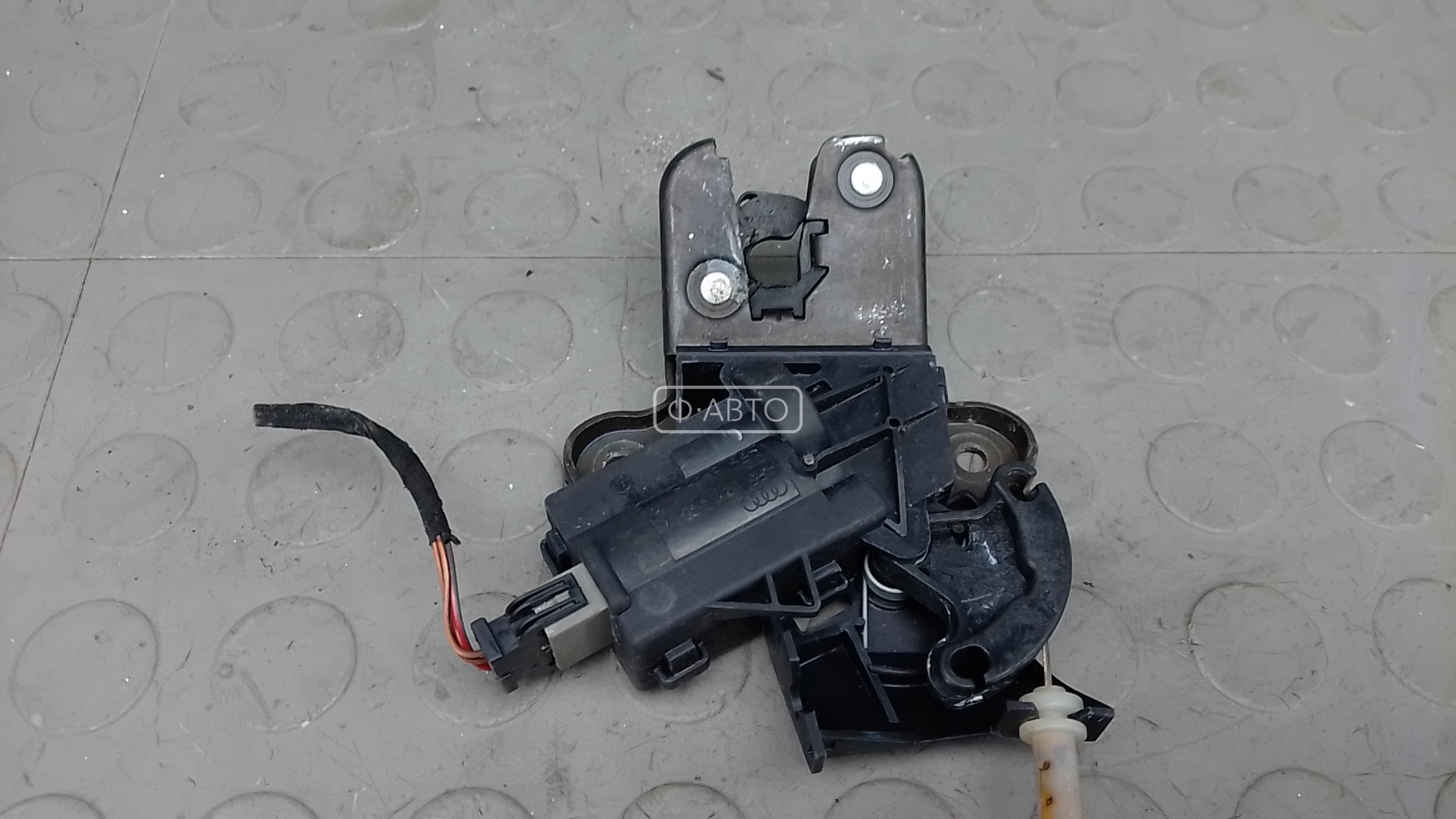 Замок крышки багажника