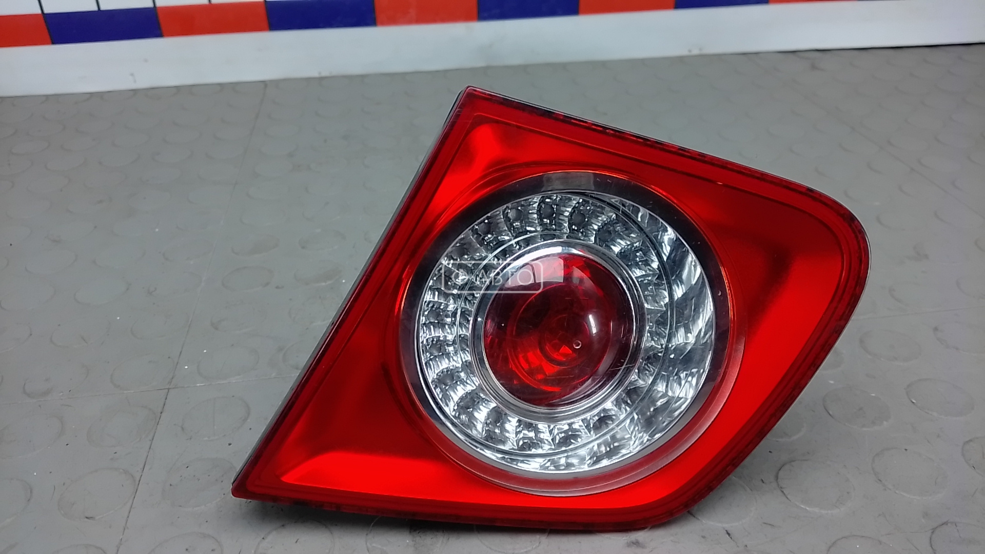 Фонарь правый крышки багажника