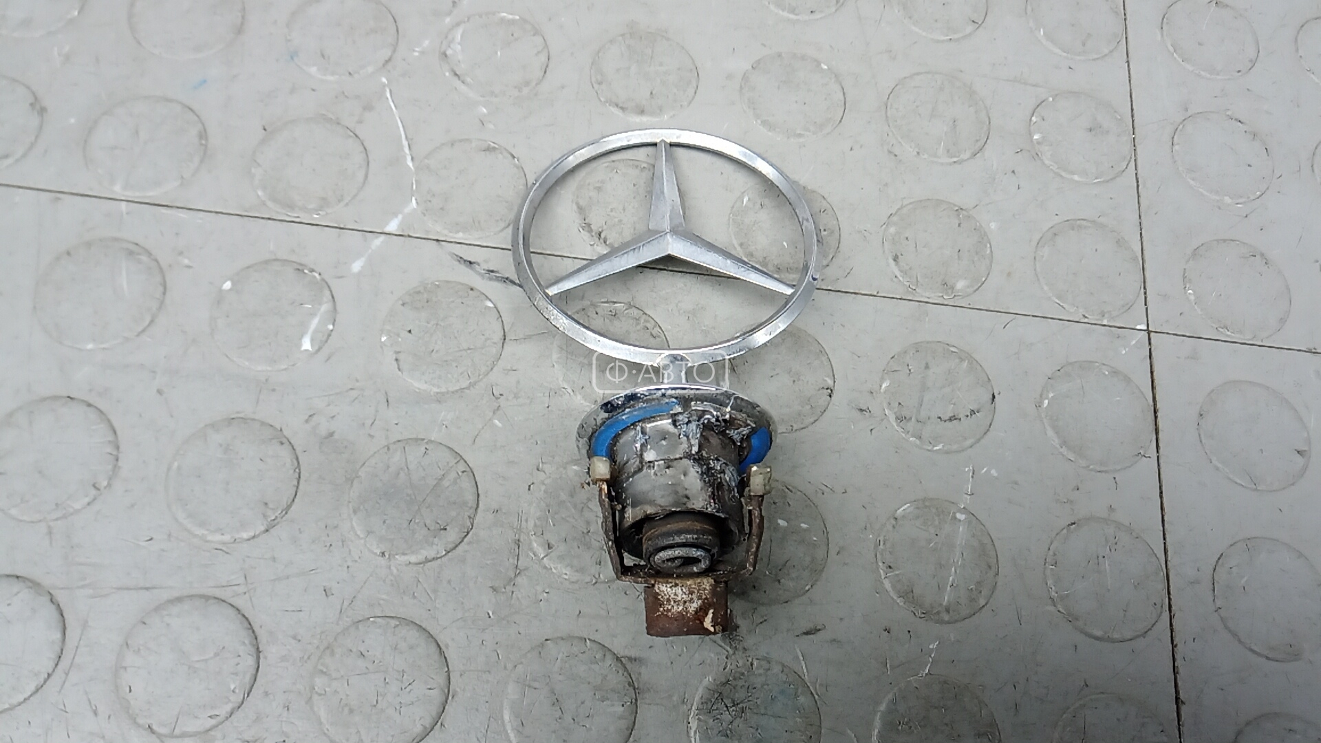 Значок на капот