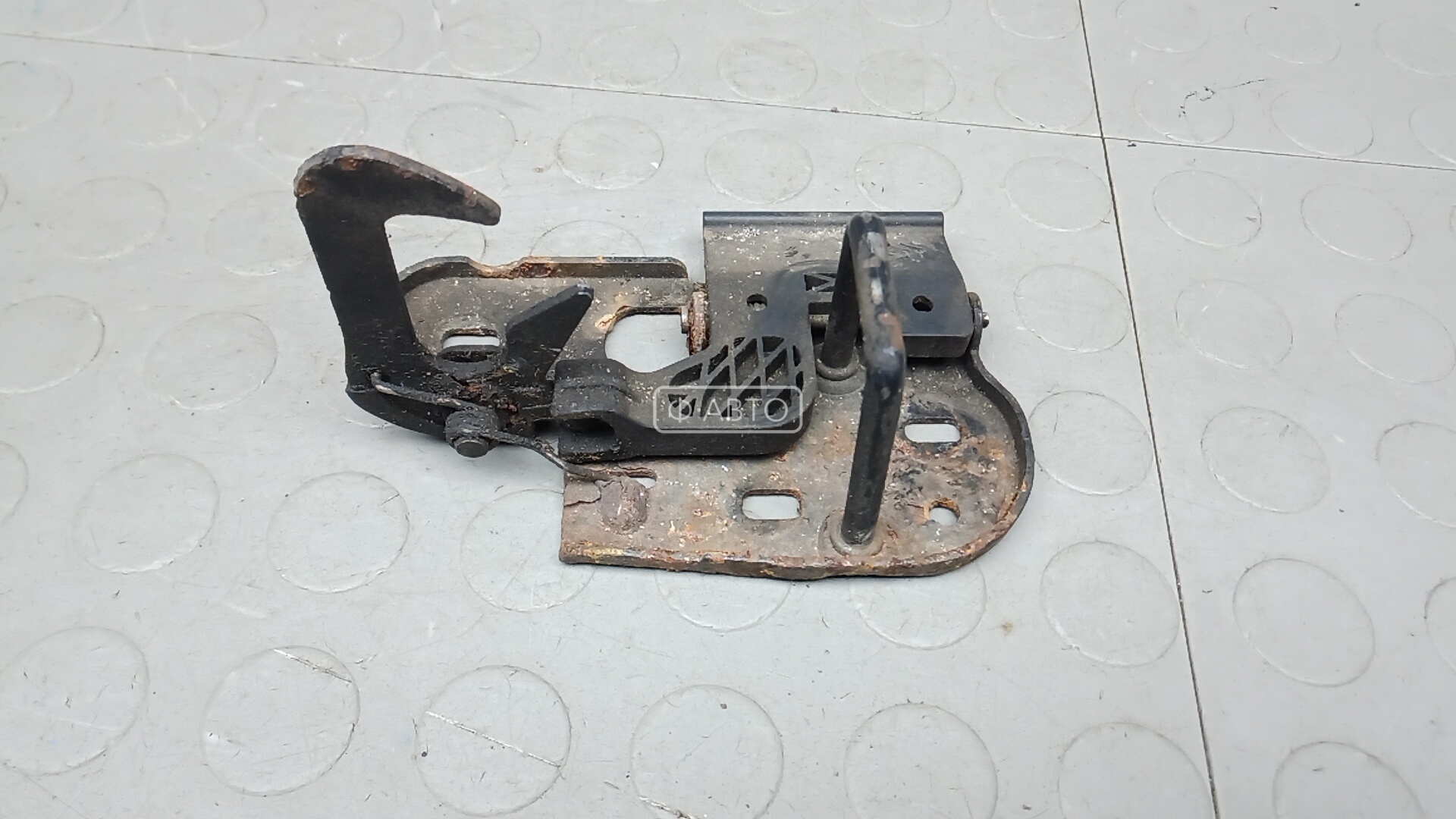 Замок капота