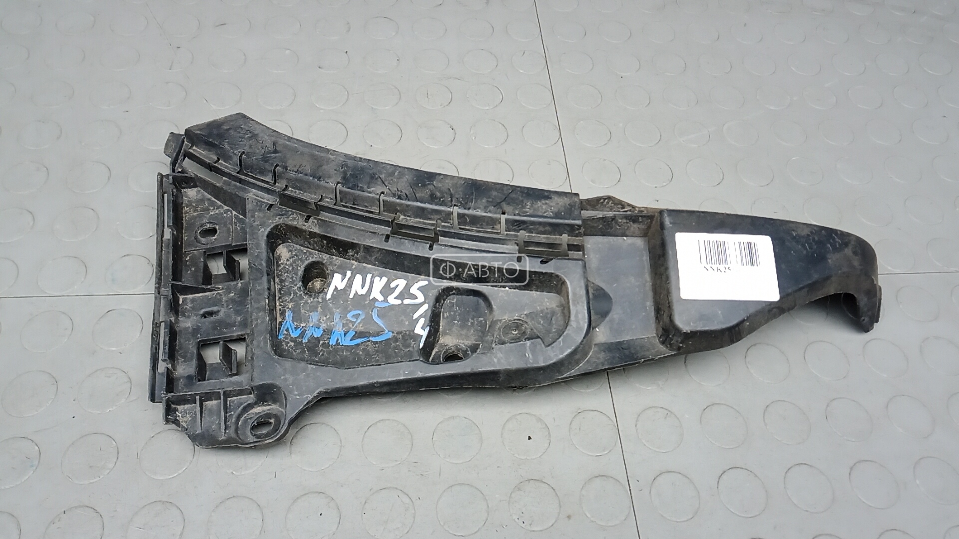 Крепление бампера переднее