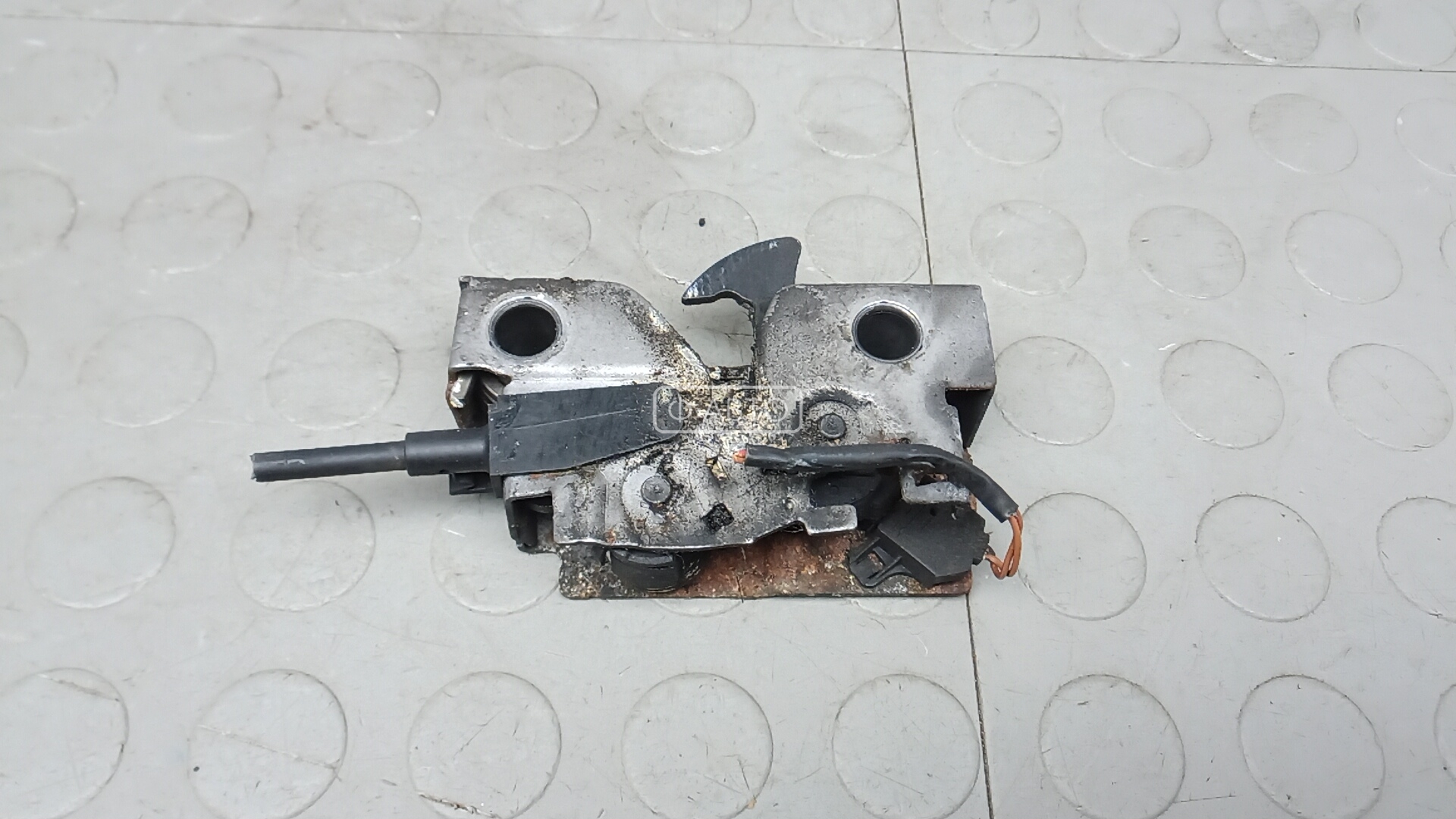 Замок капота