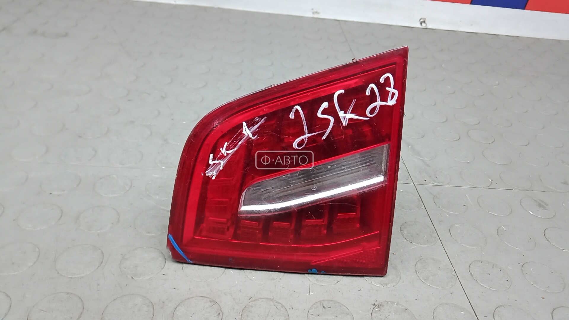 Фонарь правый крышки багажника