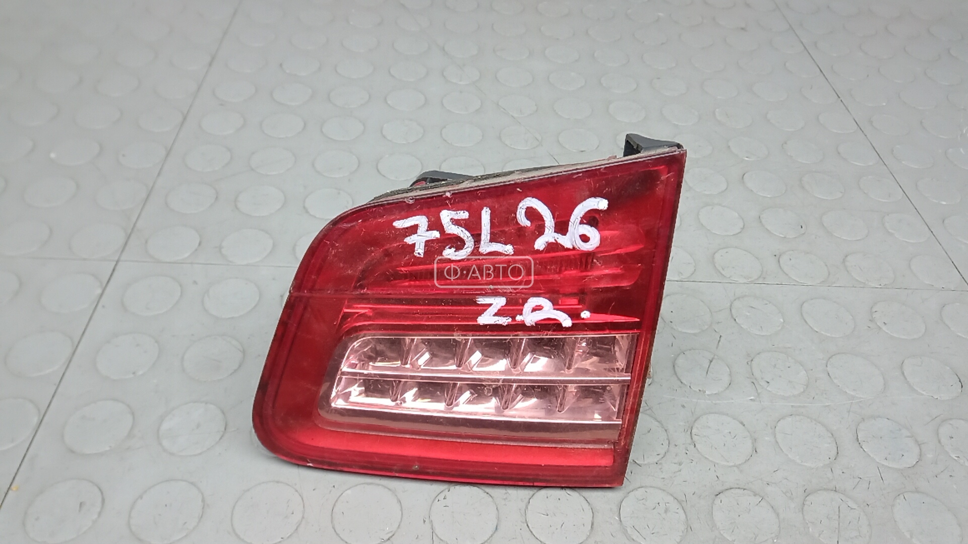 Фонарь правый крышки багажника