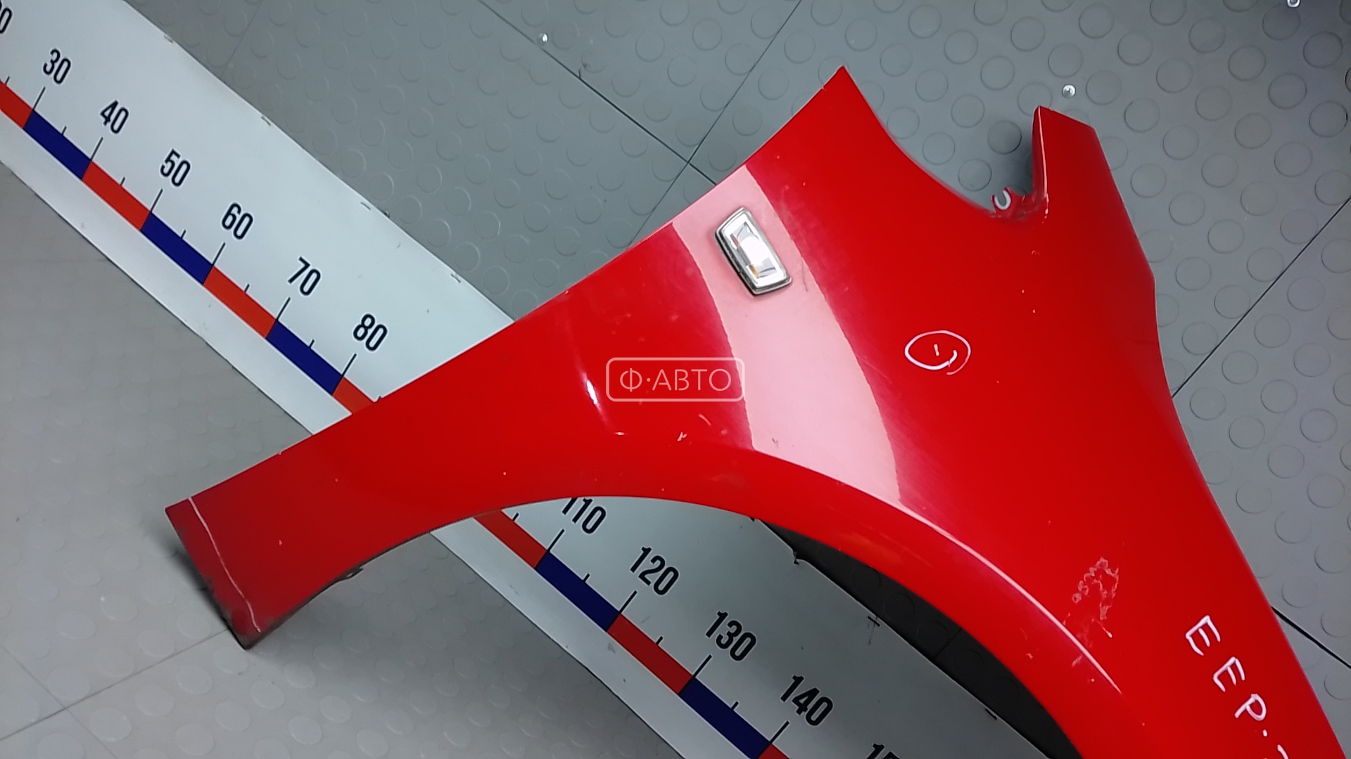 Крыло переднее правое