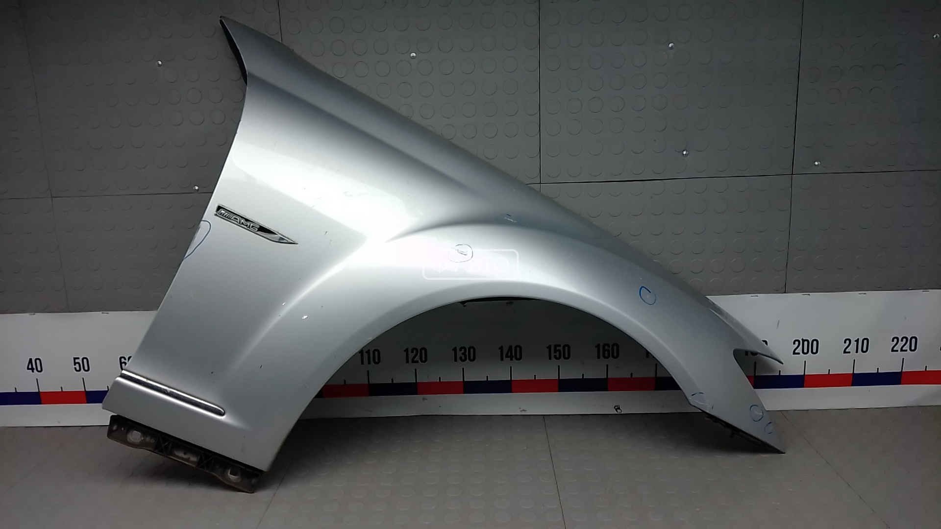 Крыло переднее правое