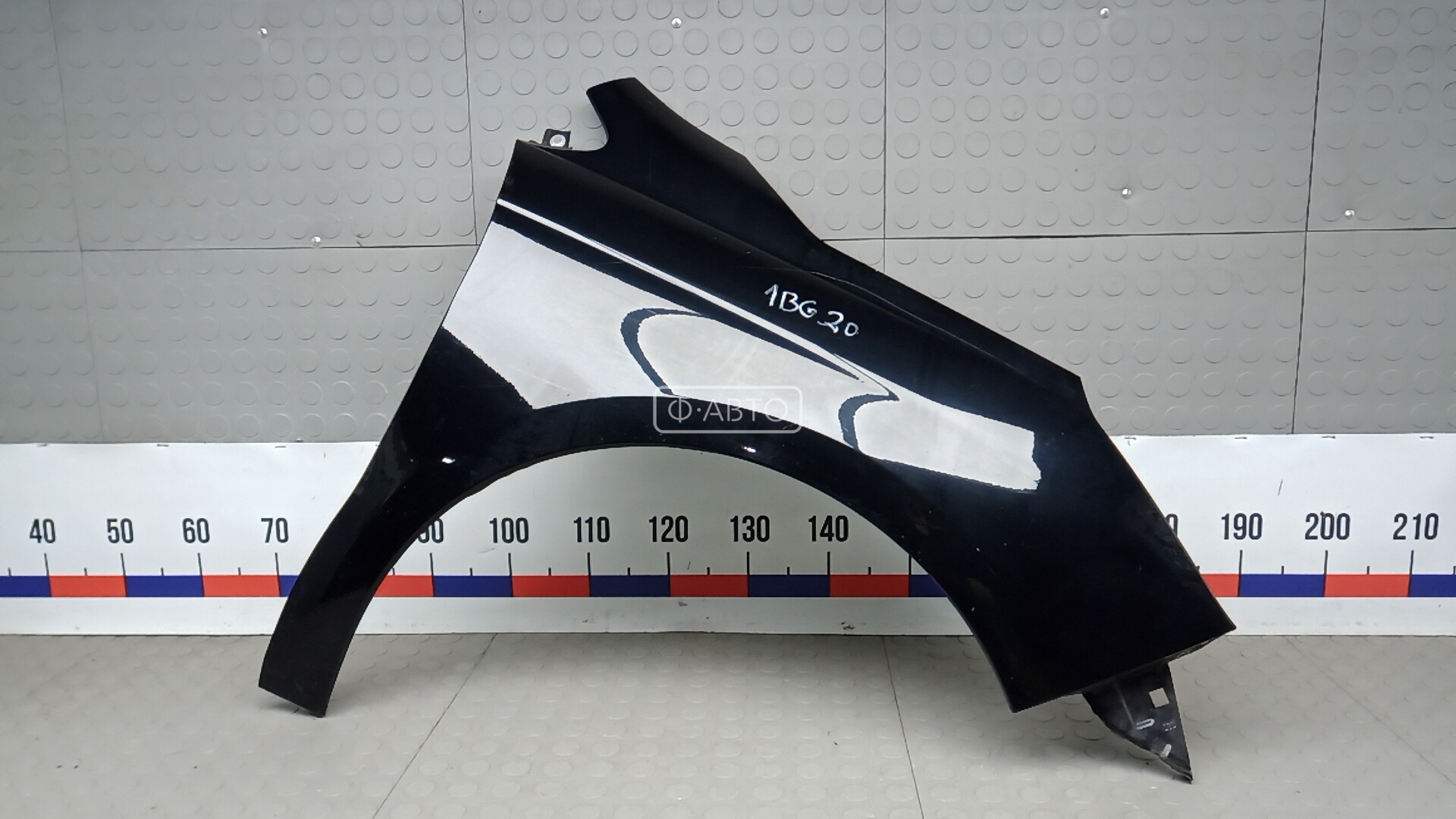 Крыло переднее правое