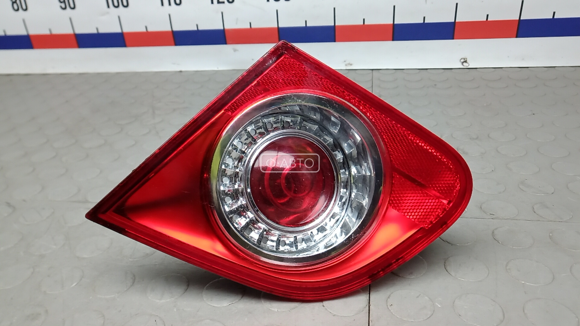 Фонарь правый крышки багажника