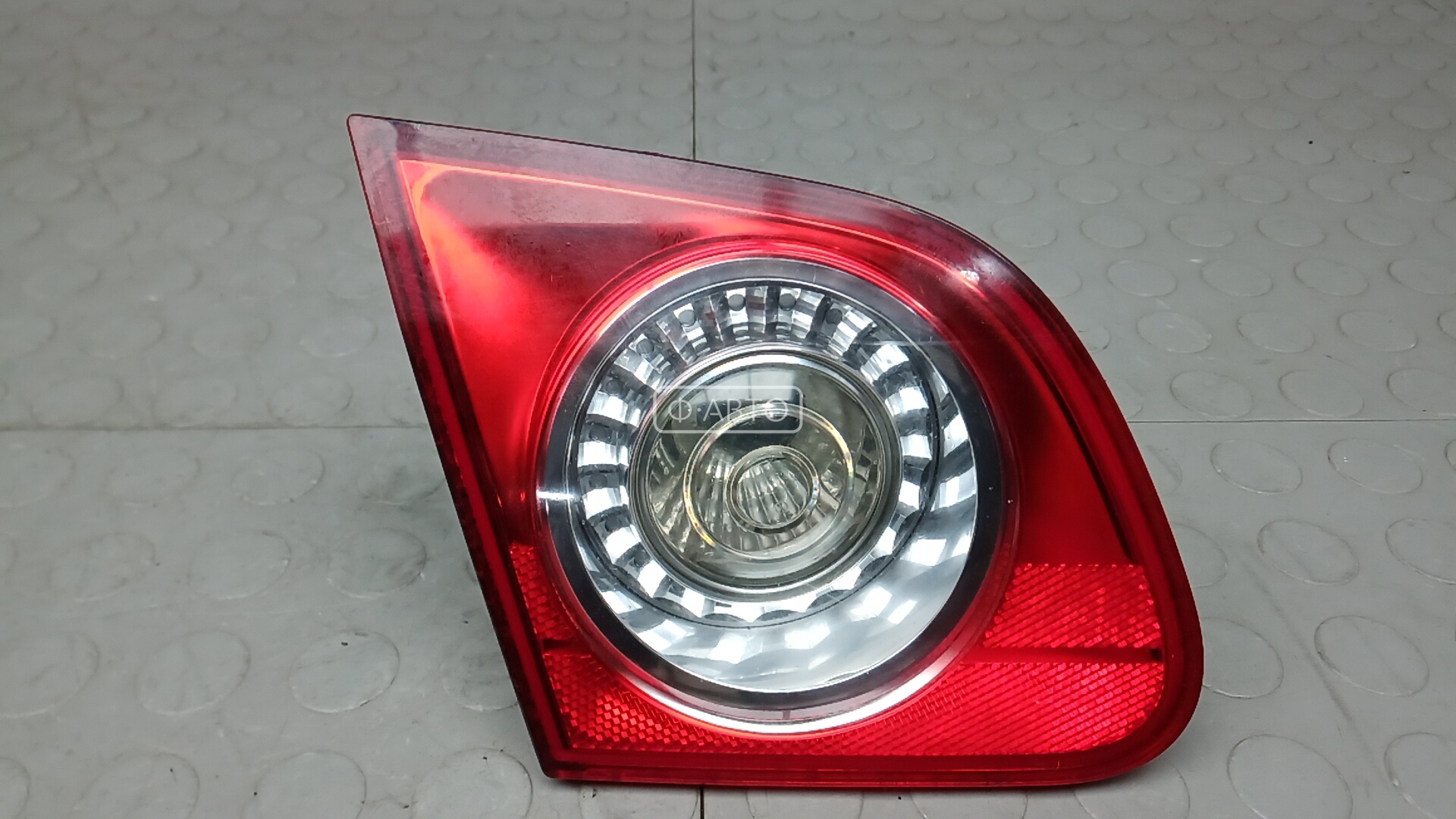 Фонарь левый крышки багажника