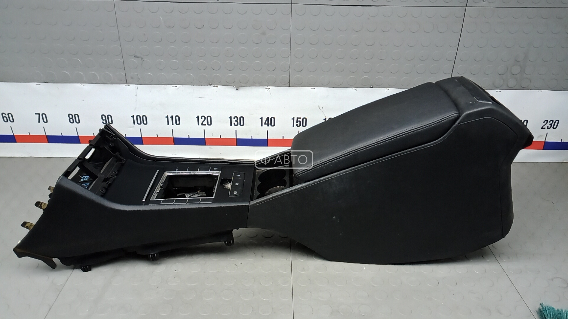 Подлокотник центральный