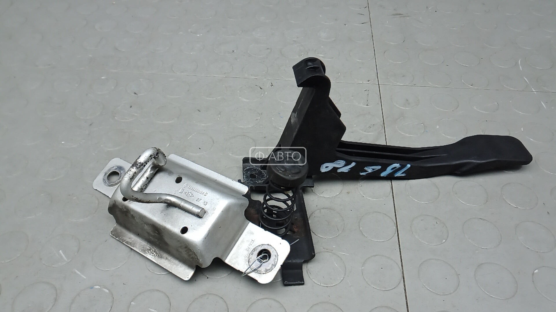 Замок капота