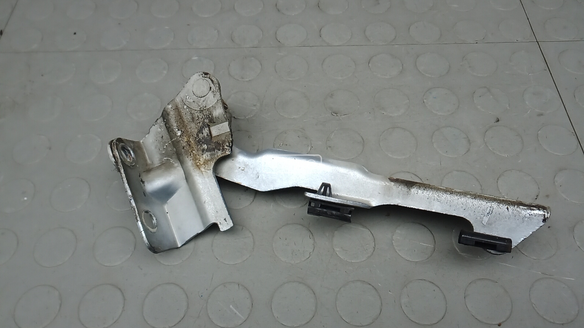 Петля капота