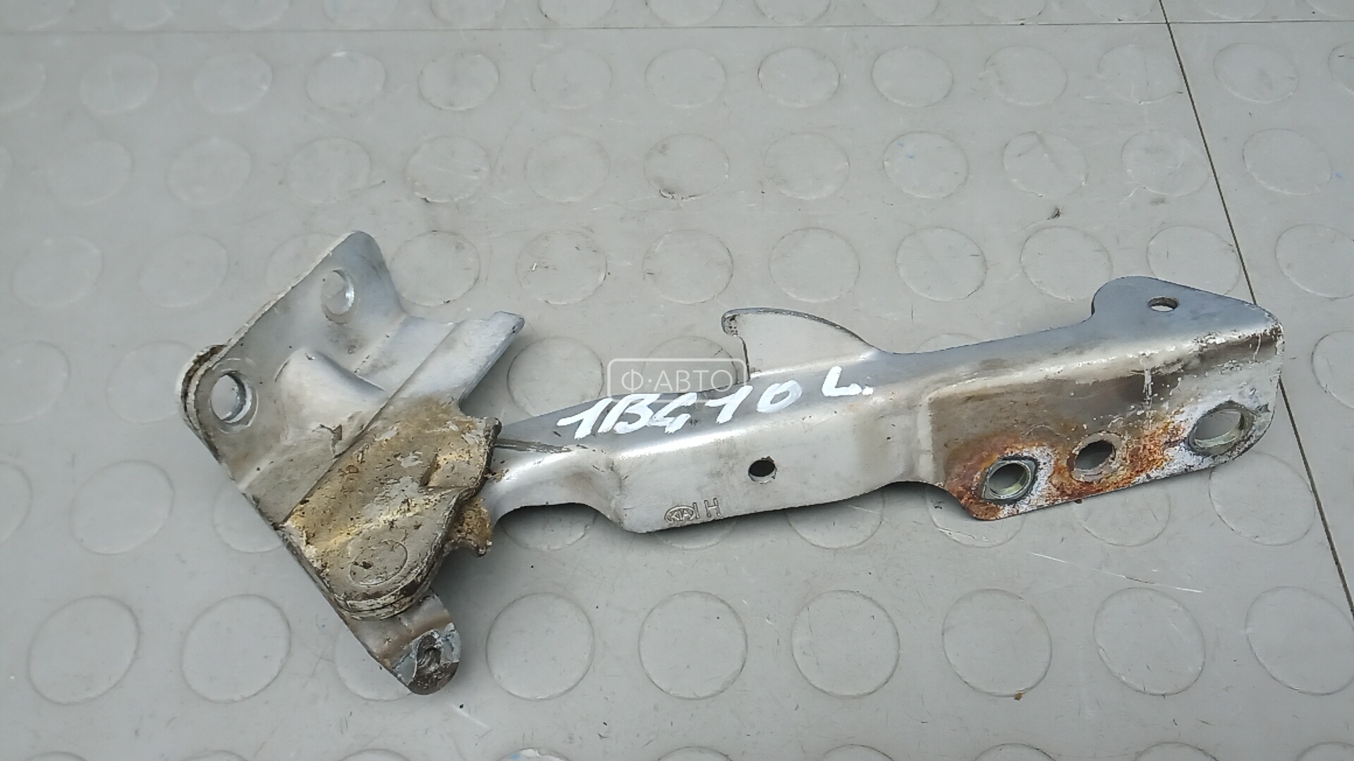 Петля капота