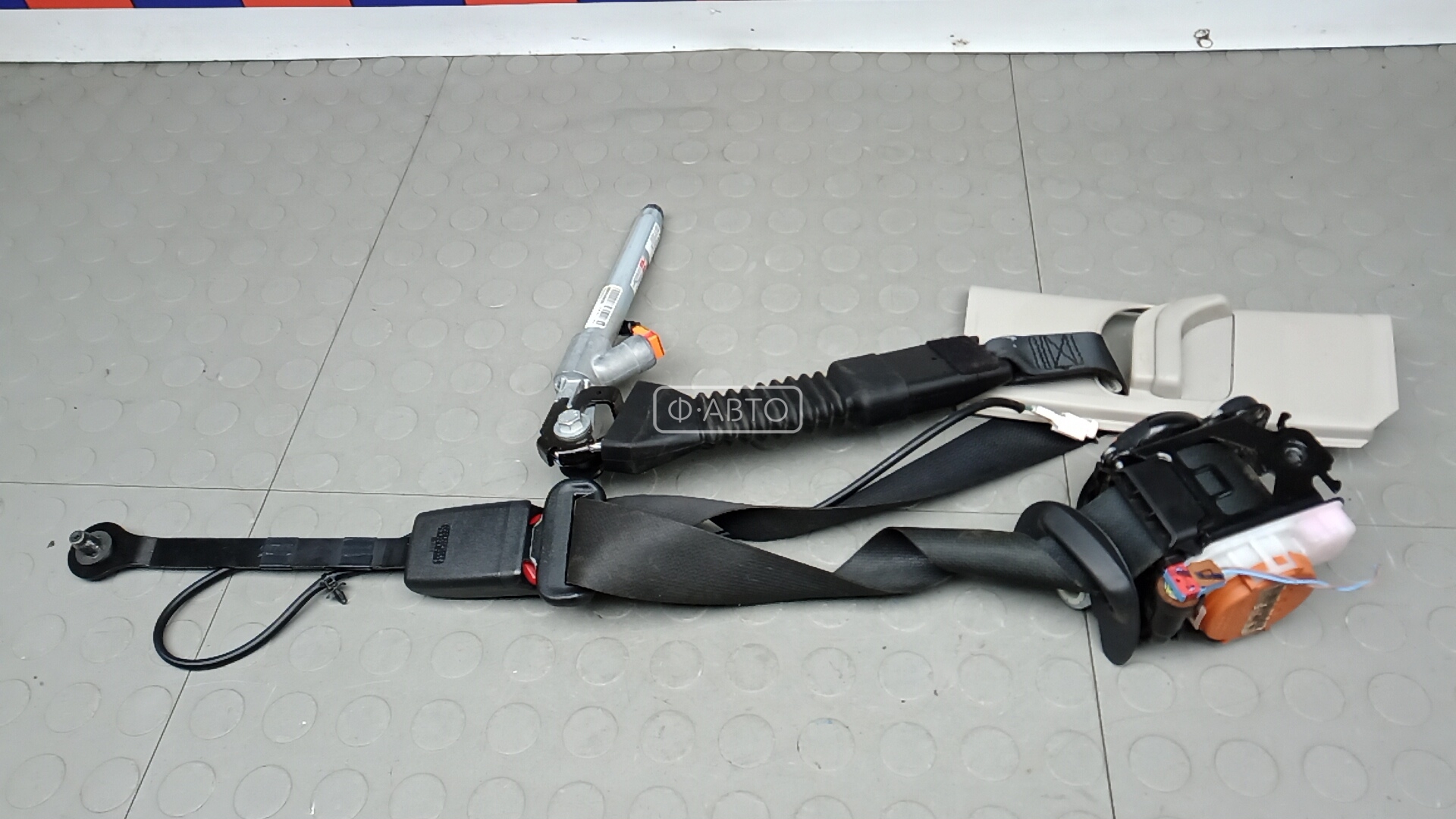 Ремень безопасности с пиропатроном сиденья переднего