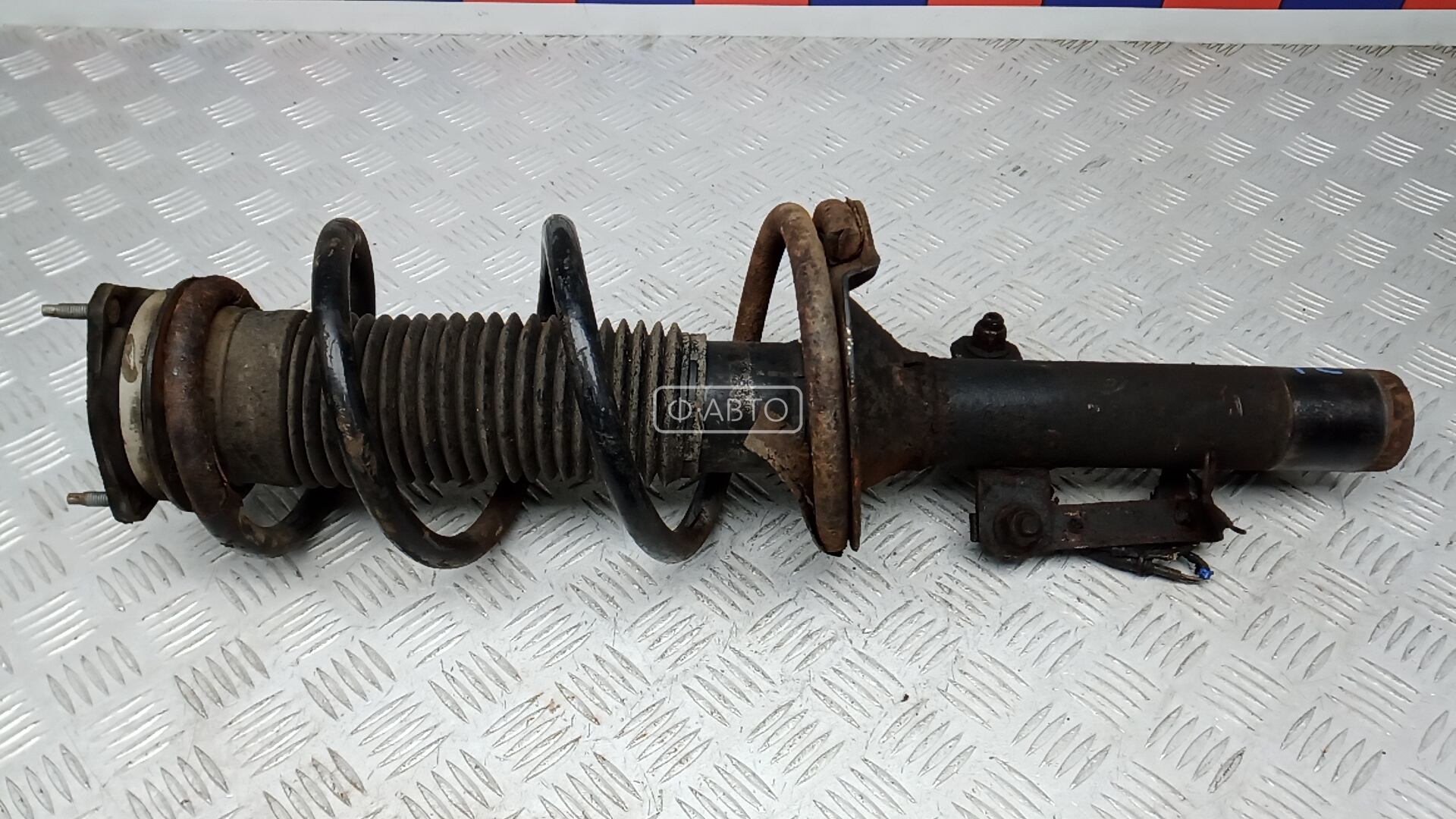 Стойка передняя левая