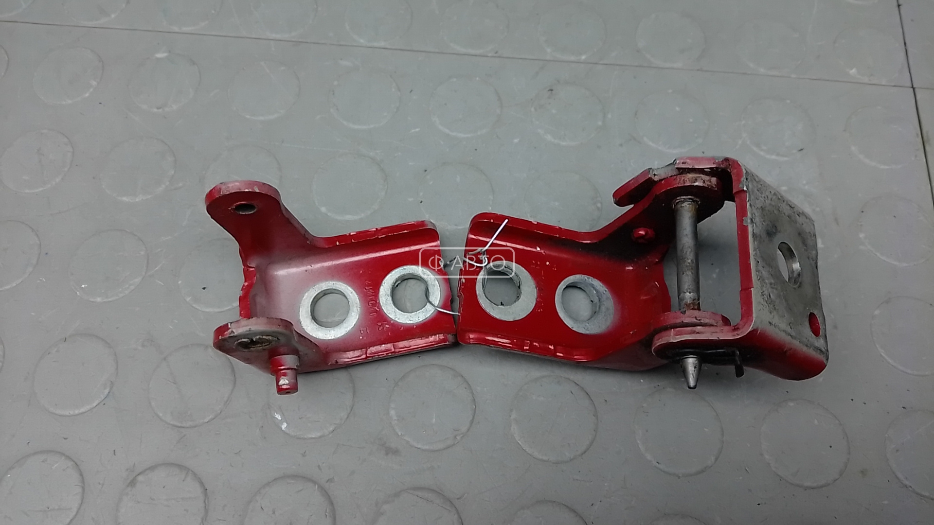 Петля двери задней левой