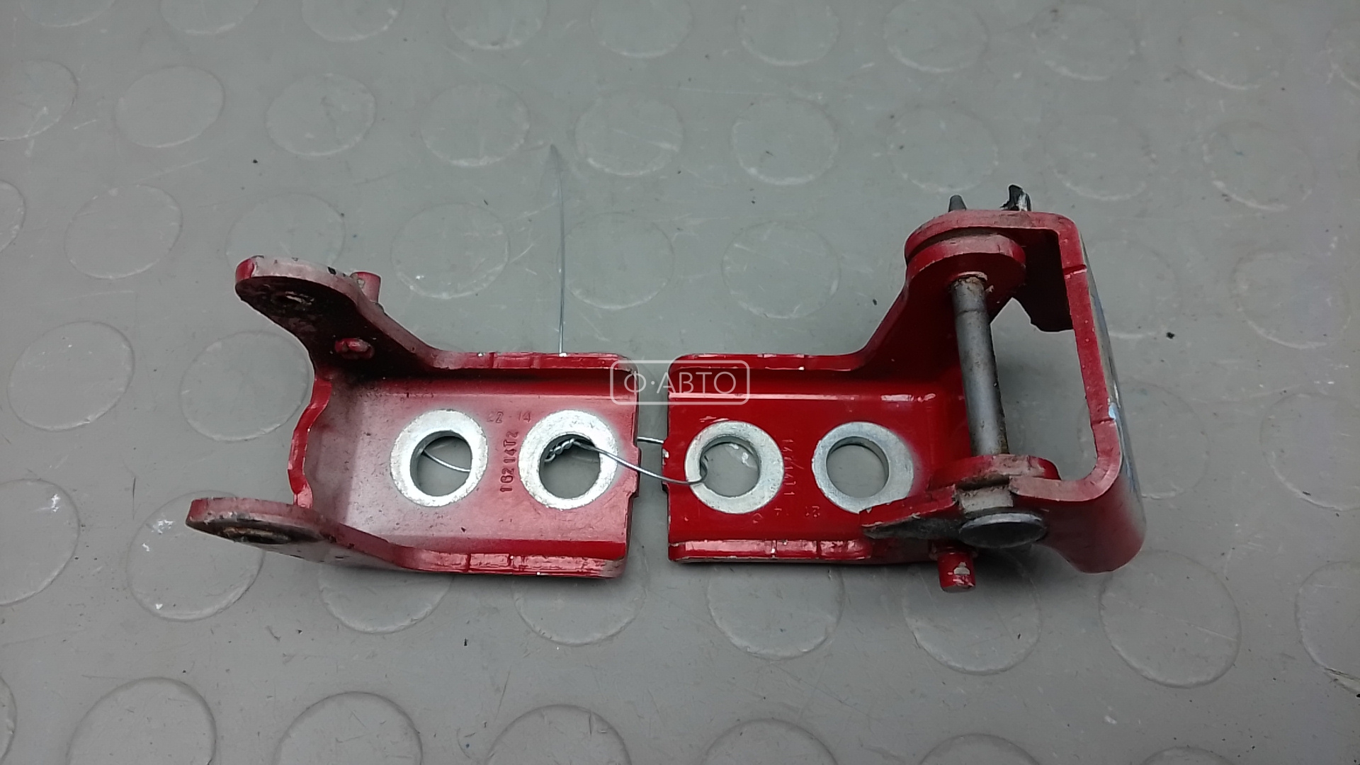 Петля двери задней правой