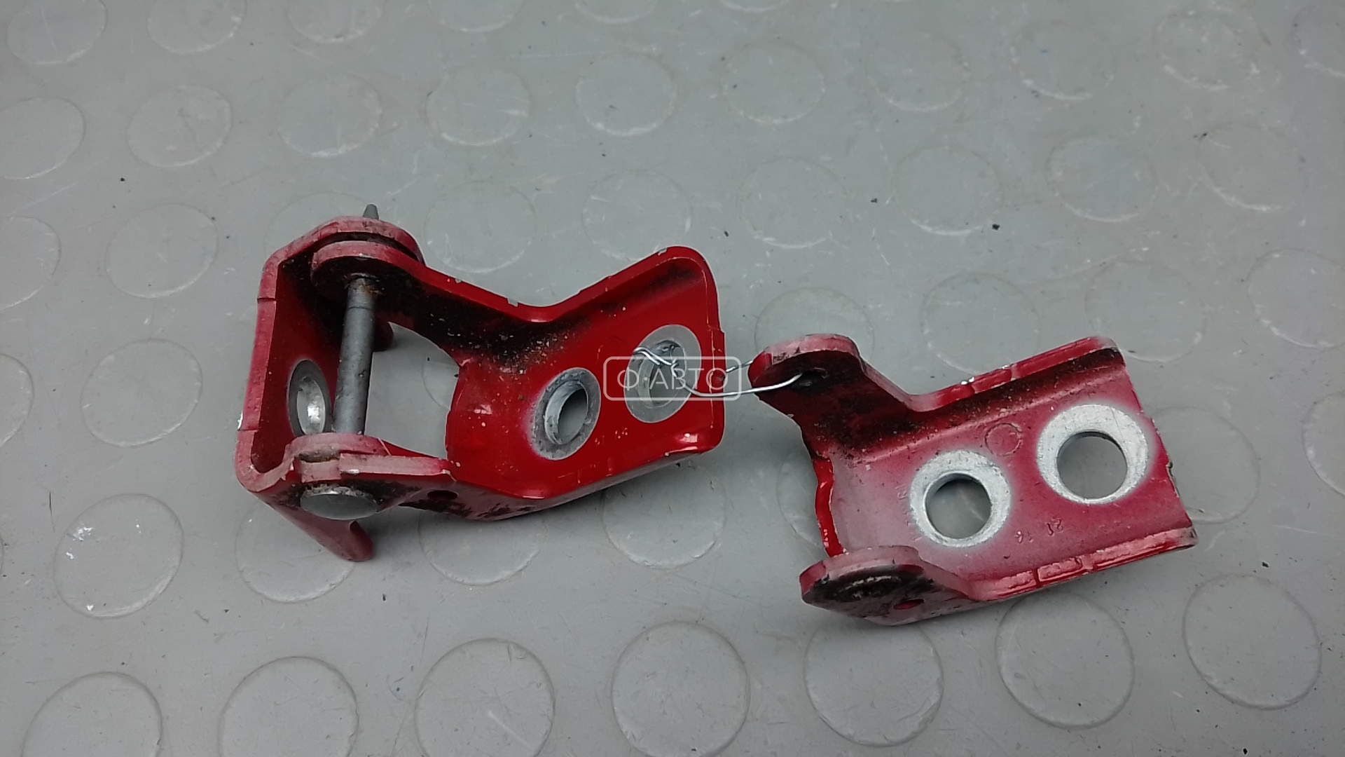 Петля передняя левая