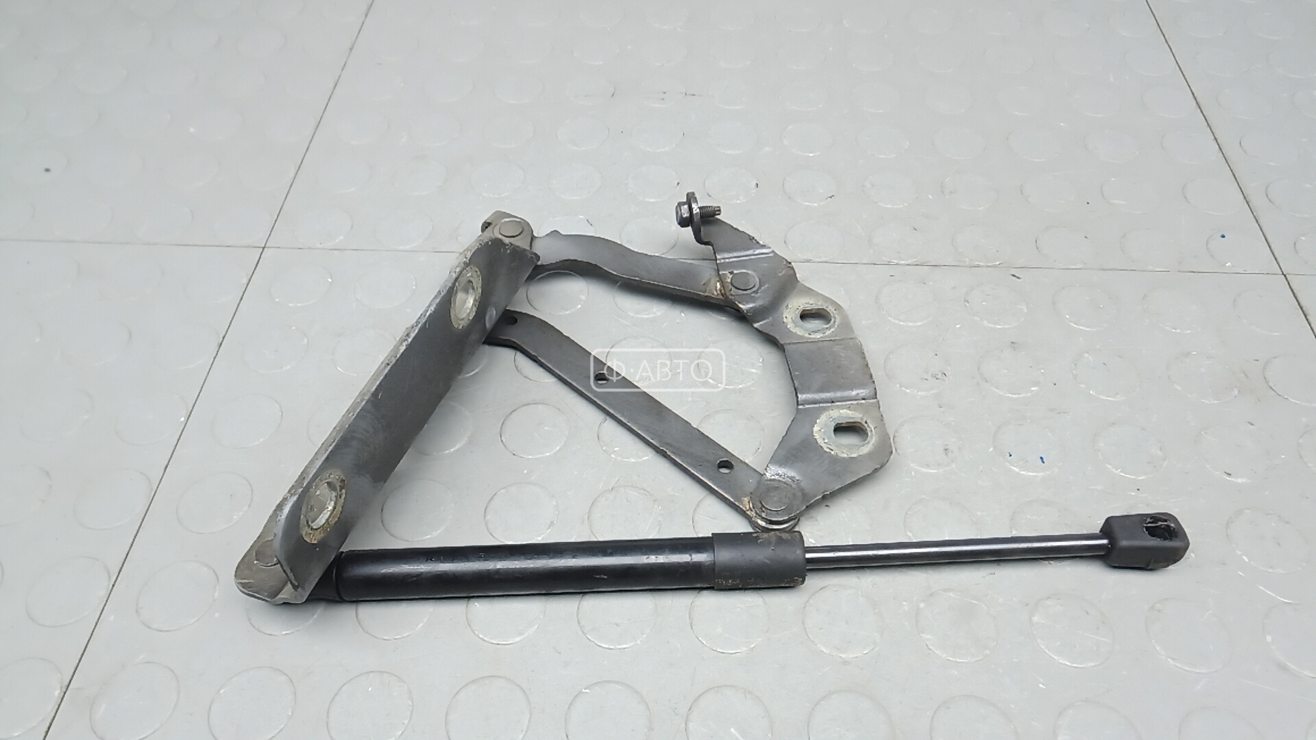 Петля капота