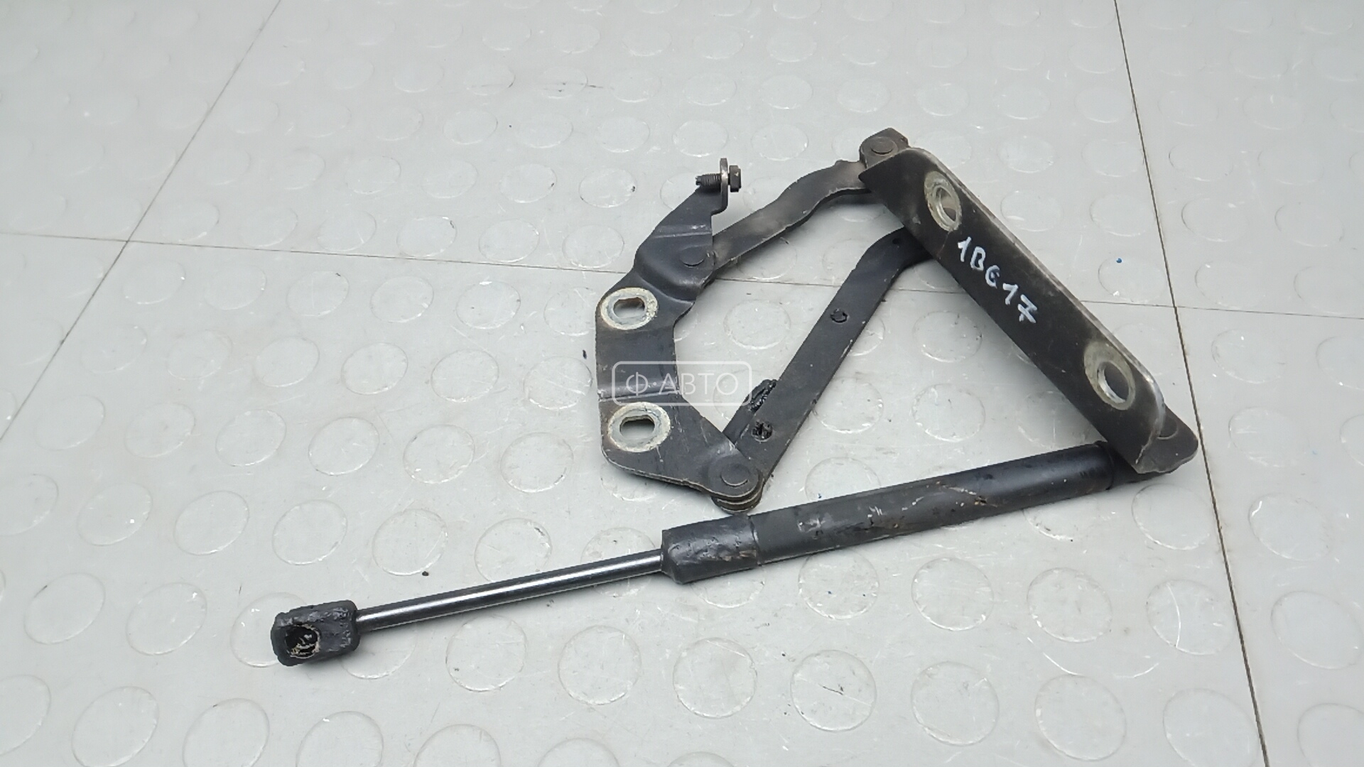 Петля капота