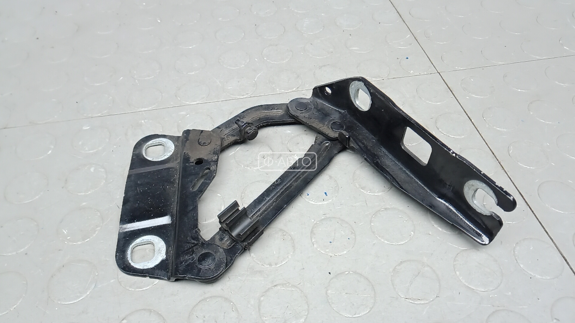 Петля капота