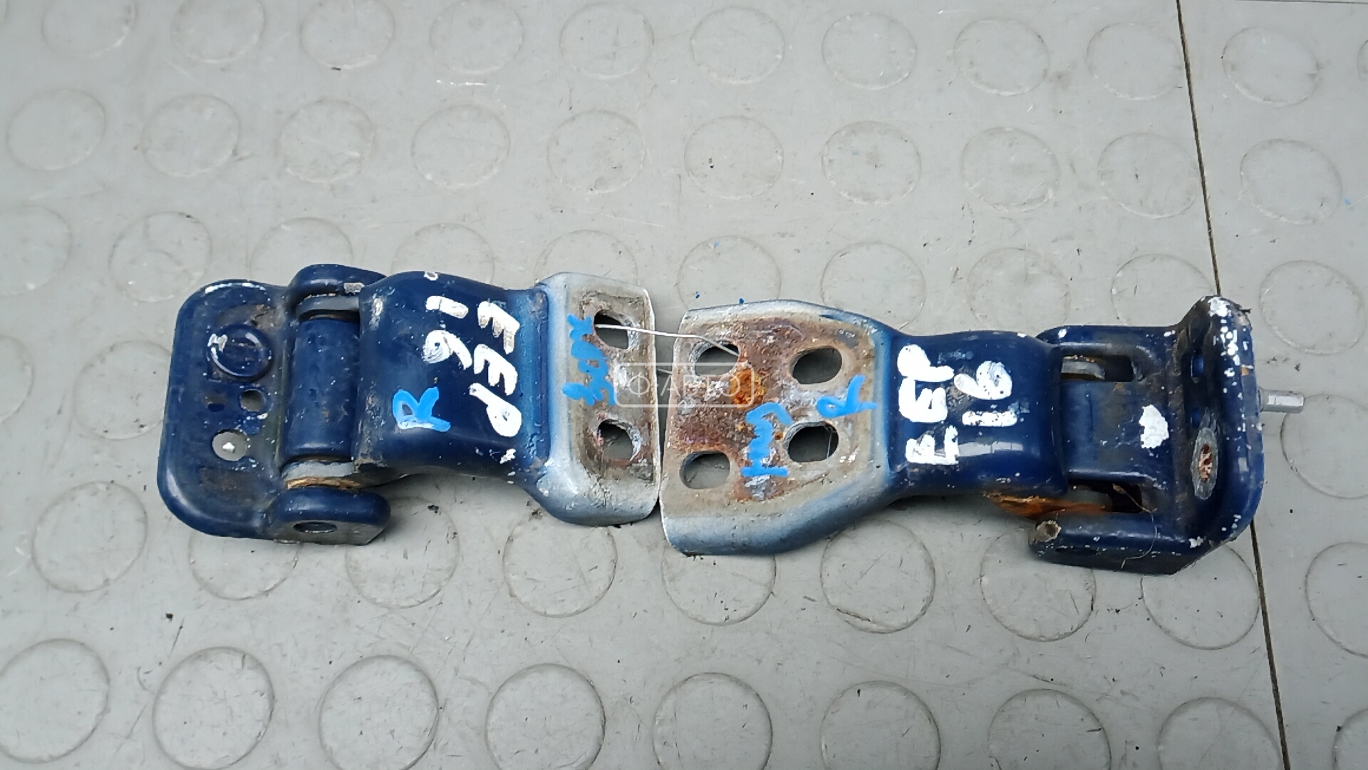 Петля двери распашной правой