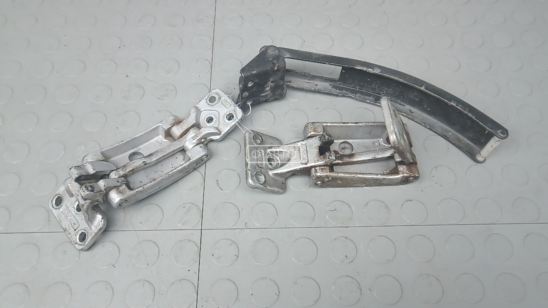 Петля двери распашной левой