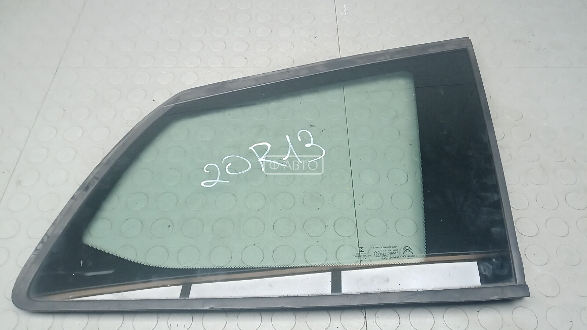 Стекло кузова боковое заднее правое