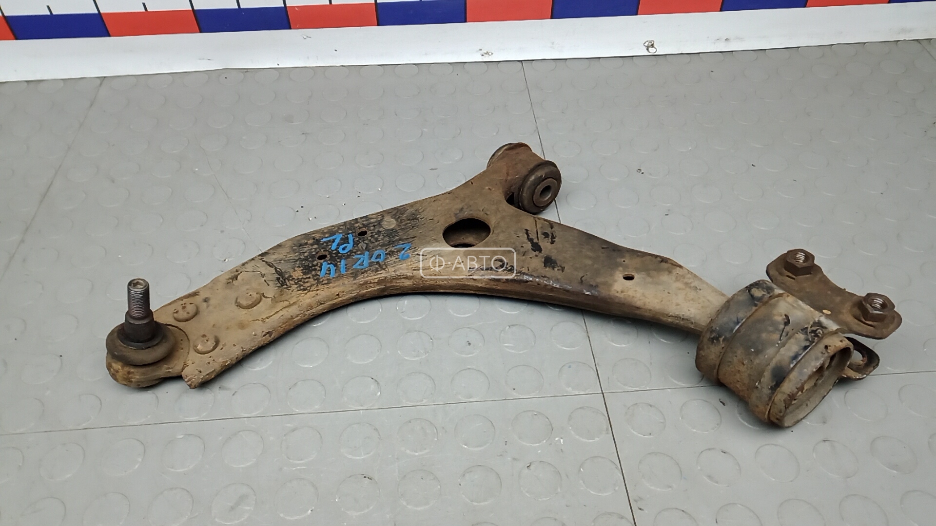 Рычаг передний нижний левый