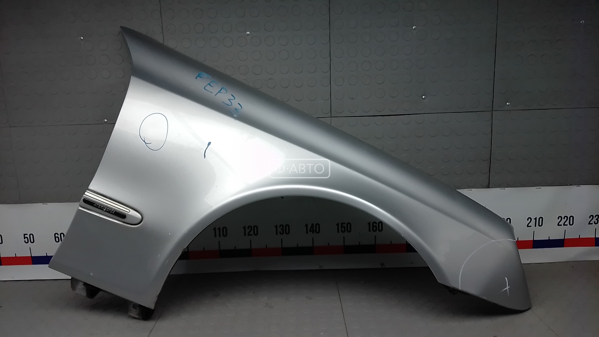 Крыло переднее правое