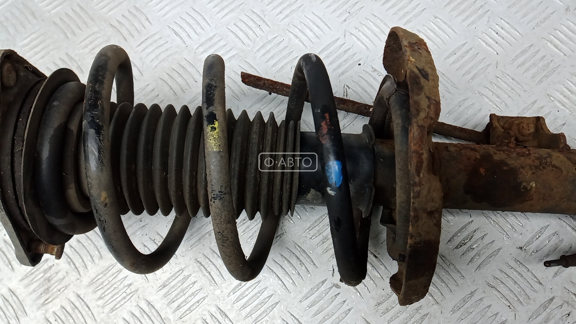 Амортизатор передний правый