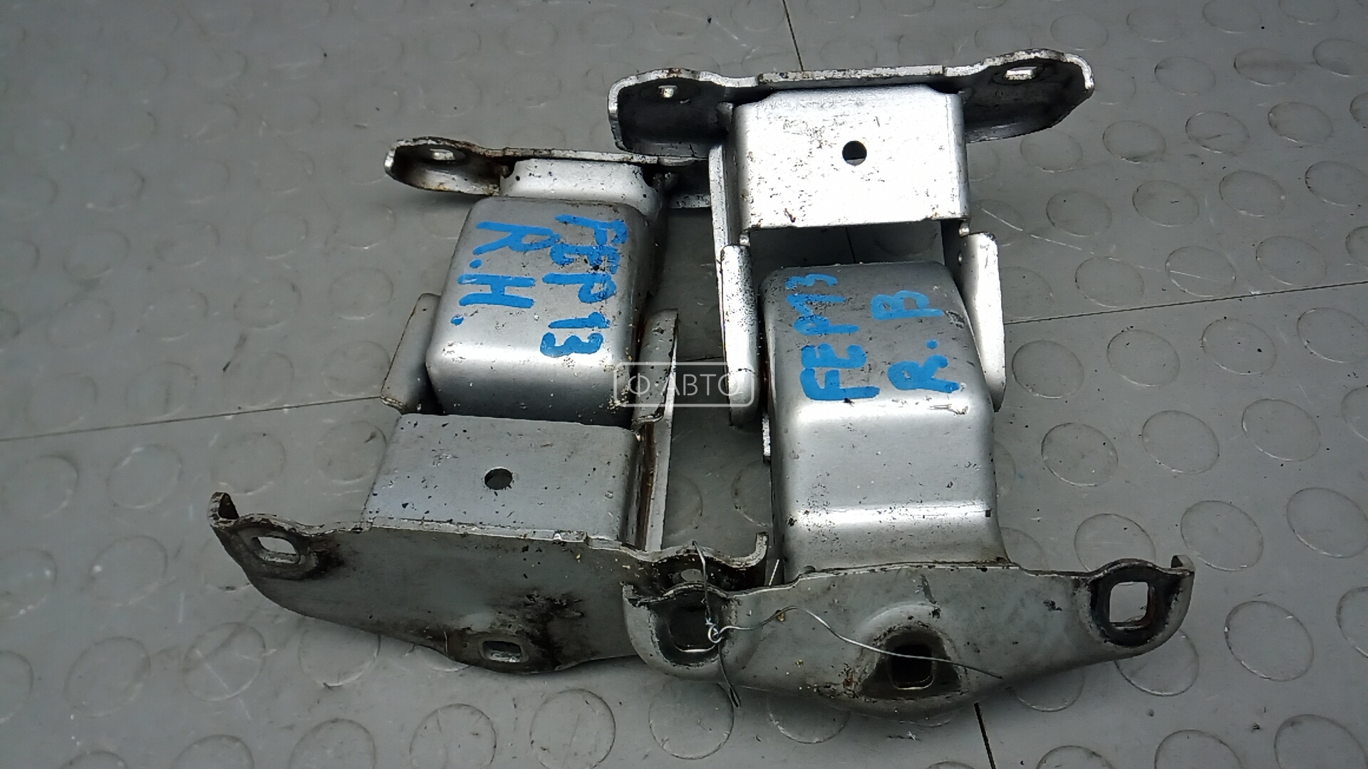 Петля двери распашной правой