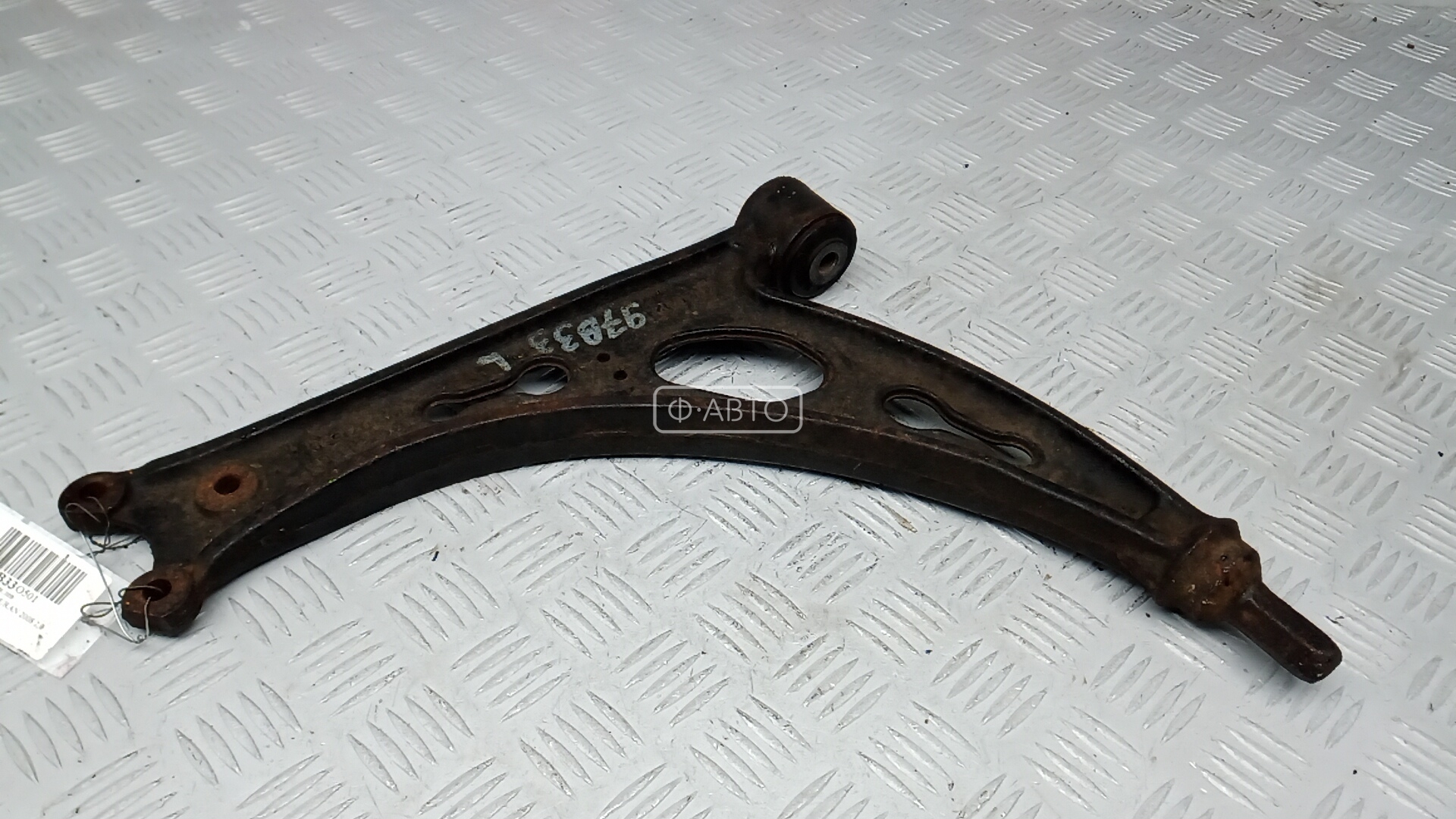 Рычаг передний нижний левый