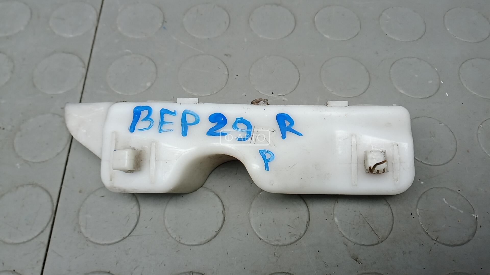 Крепление бампера переднее