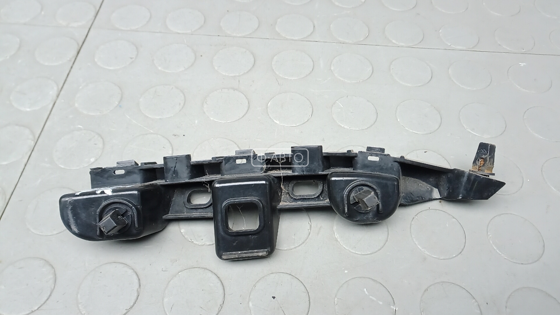 Крепление бампера переднее