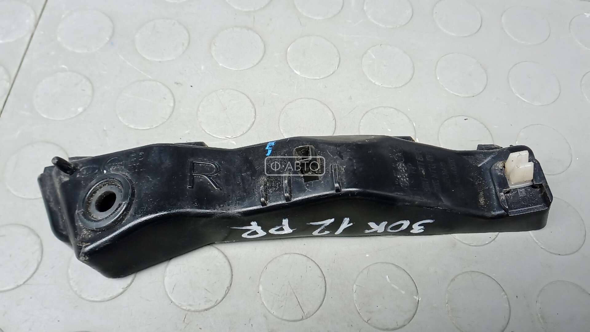 Крепление бампера переднее