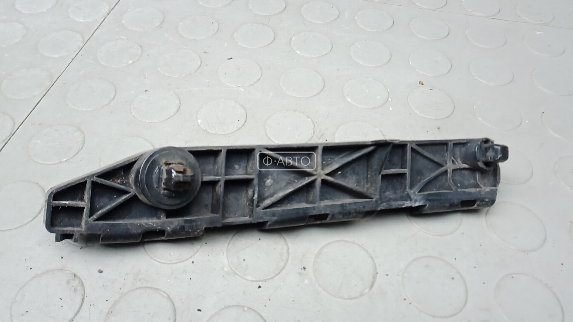 Крепление бампера переднее