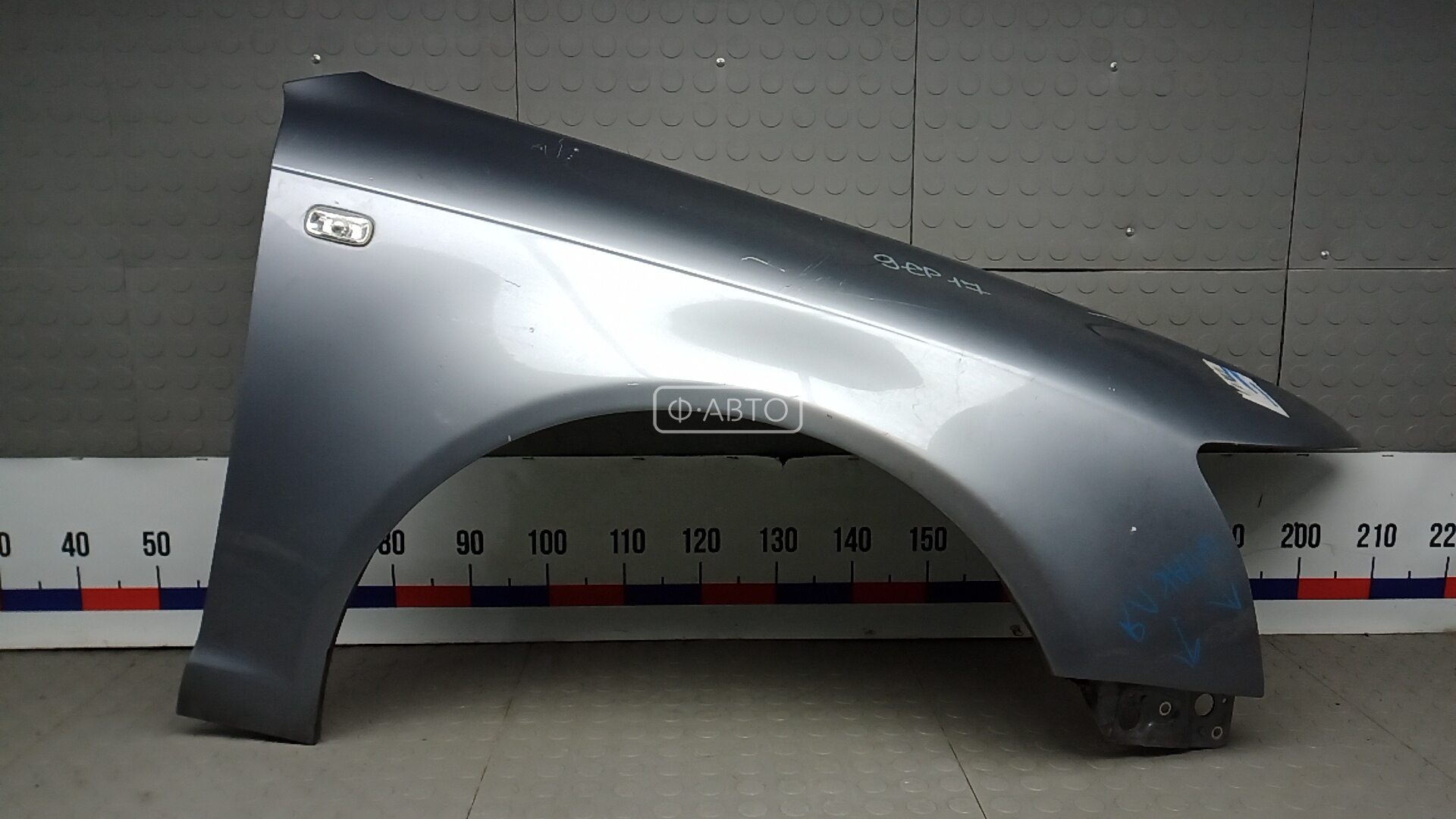 Крыло переднее правое