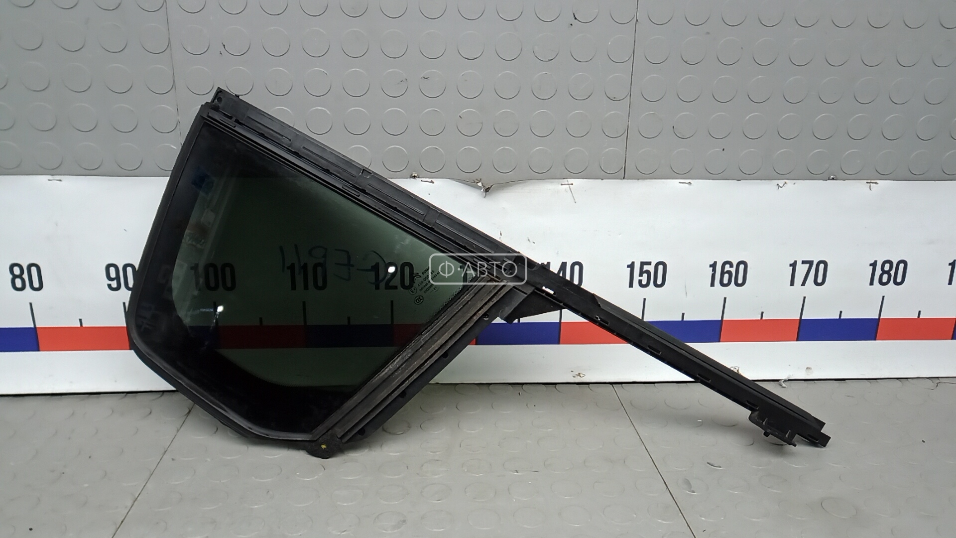 Форточка двери задняя правая