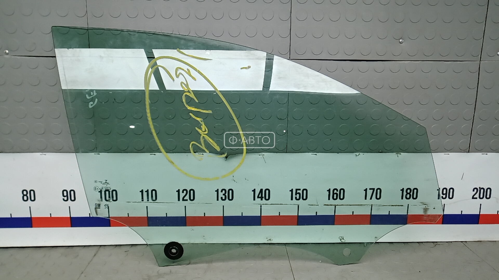 Стекло двери передней правой