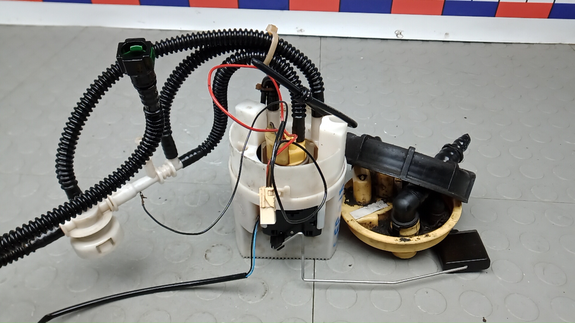 Насос топливный электрический LAND ROVER DISCOVERY 3