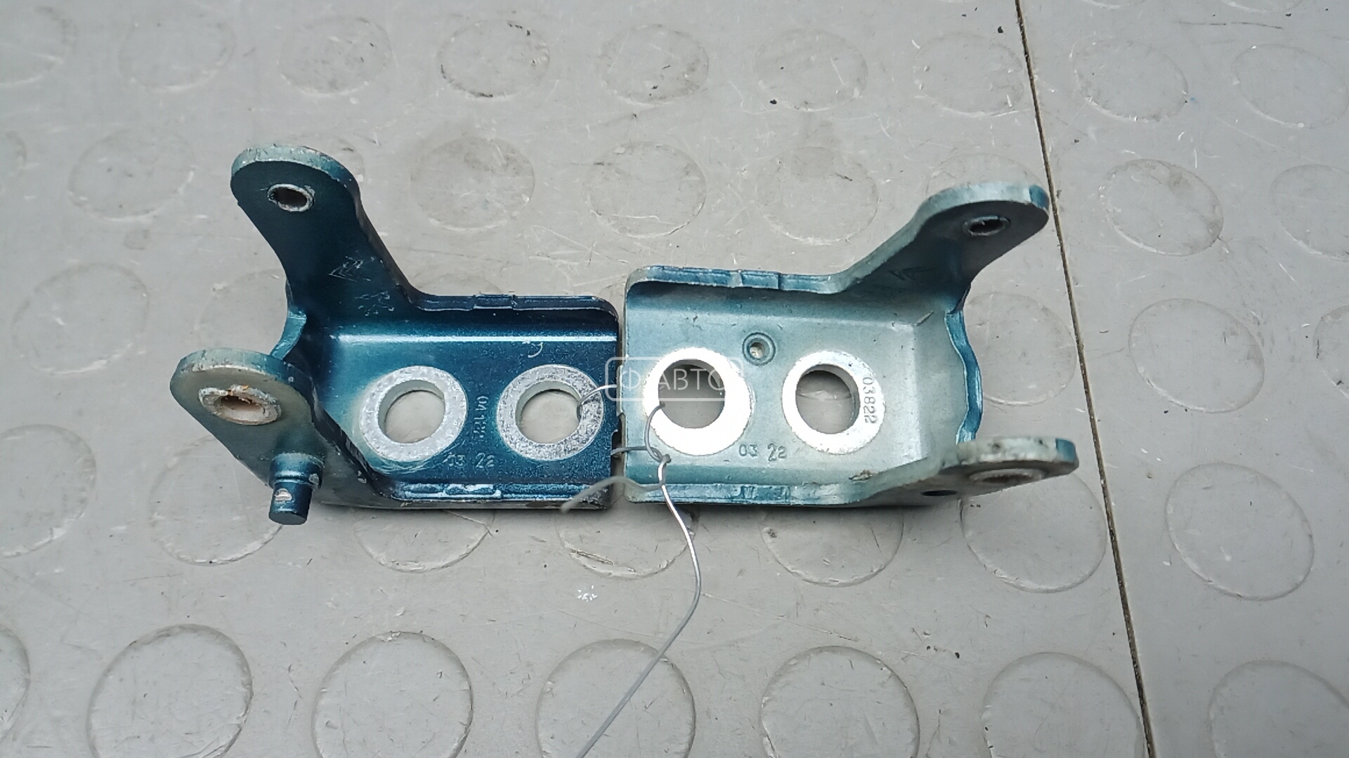 Петля передняя левая