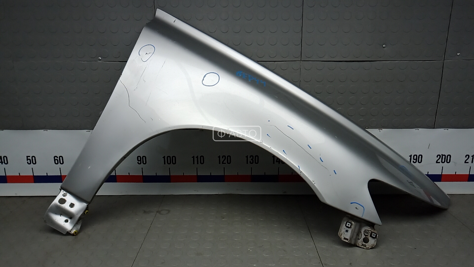 Крыло переднее правое
